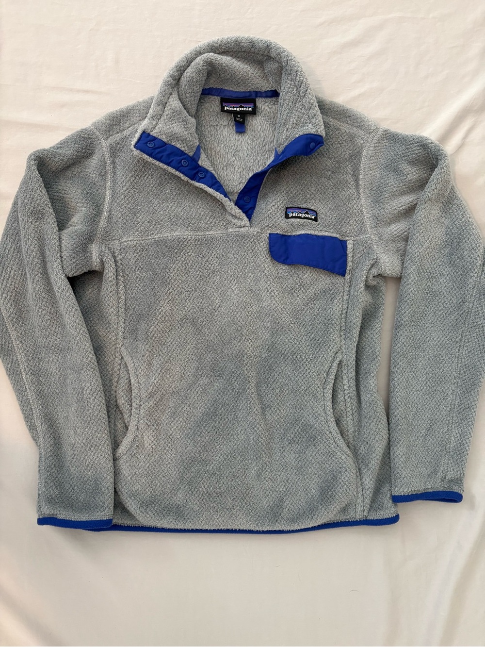 Patagonia Men’s Light Gray Fleece Pullover Jacket with Blue Accents